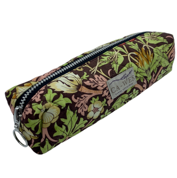 Valmue penalhus i William Morris Strawberry Thief/Chocolate Skråmellem